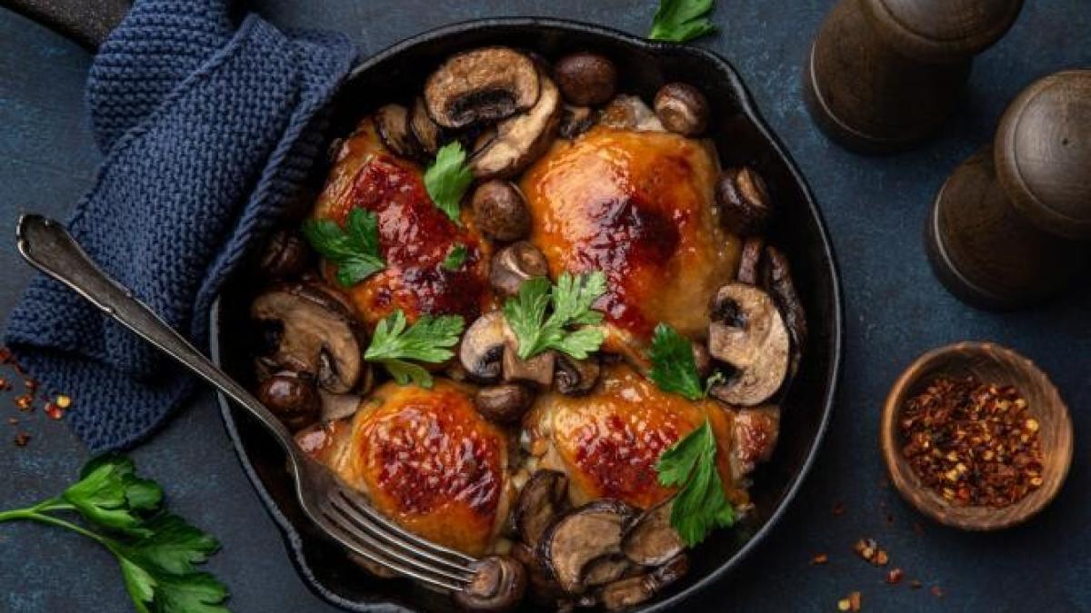 pulpe-de-pui-la-tigaie-cu-ciuperci--mazare-si-bacon-1_77730700