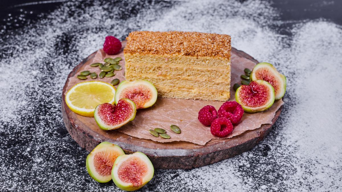 tort-medovik--reteta-originala-cu-miere-si-smantana_57022800