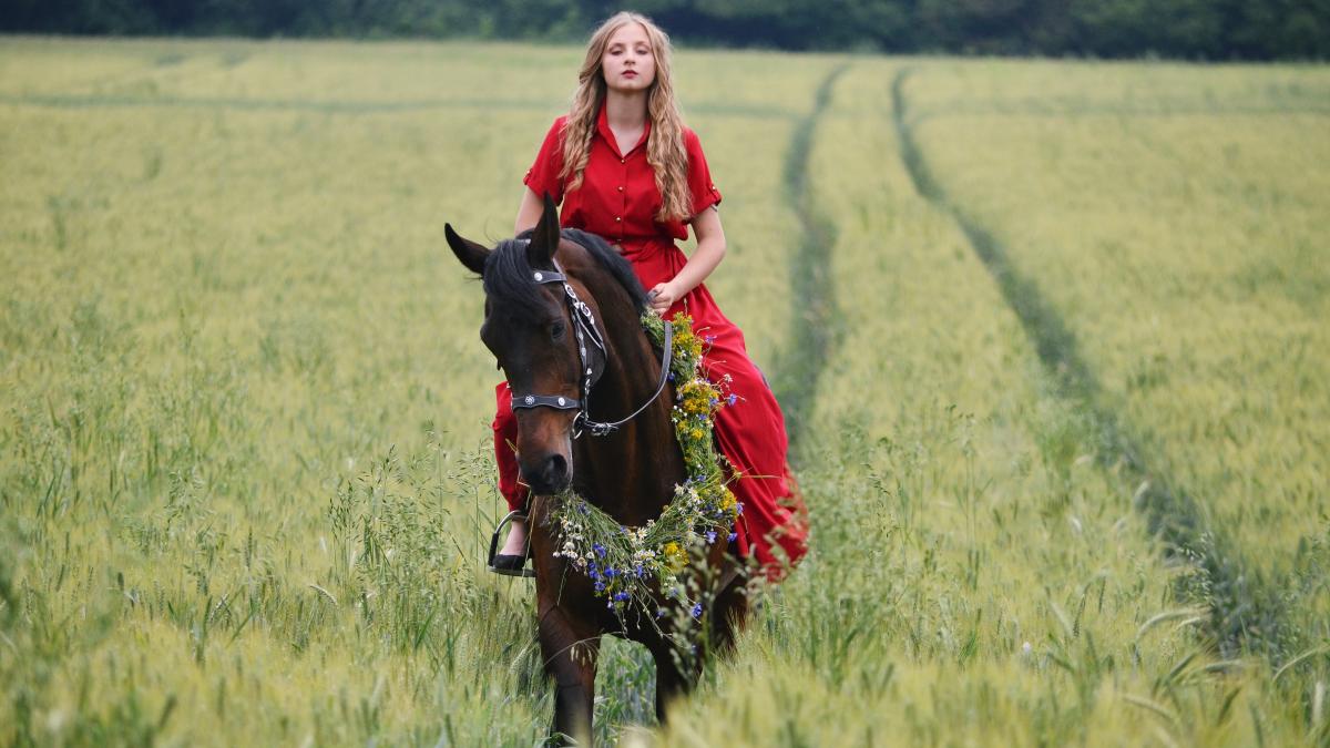 rochie-rosie-femeie-pexels-klaudia-lorenc-16884192_53695600