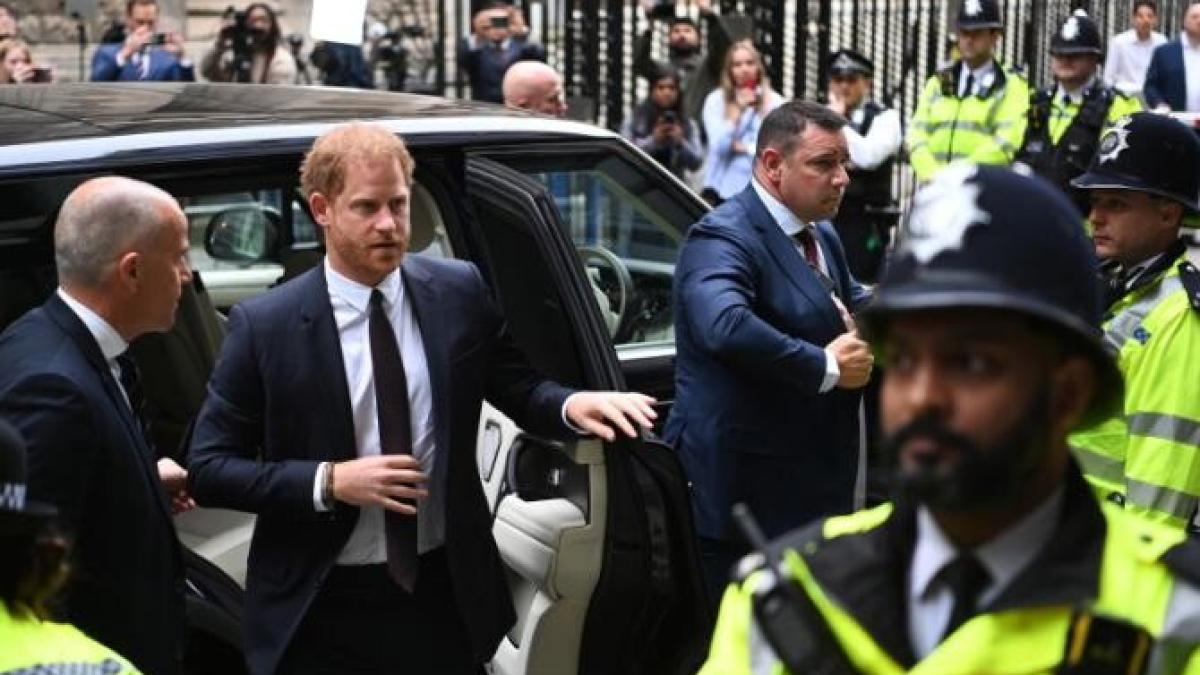 printul-harry--marturie-in-instanta-impotriva-editorului-de-la-daily-mirror--il-acuza-de-actiuni-de-hacking-ale-telefonului-sau_72741300