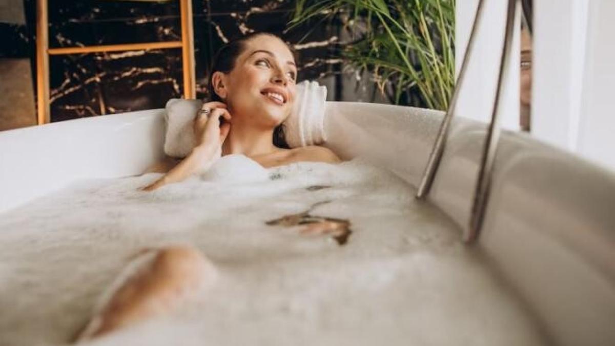 studiu--o-baie-fierbinte-arde-mai-multe-calorii-decat-mersul-pe-jos_61893800