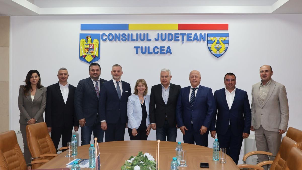 ambasadorul-extraordinar-si-plenipotentiar-al-sua--in-vizita-la-tulcea_60401600
