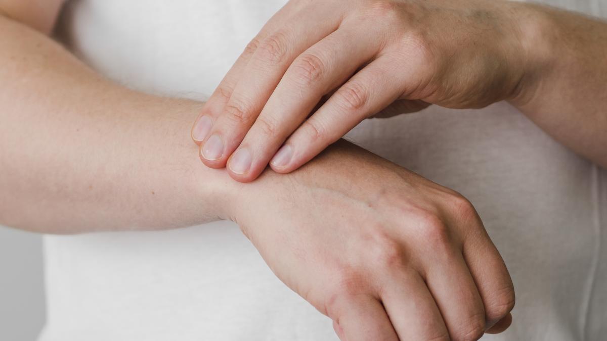 close-up-patient-wrist-issues_28198600