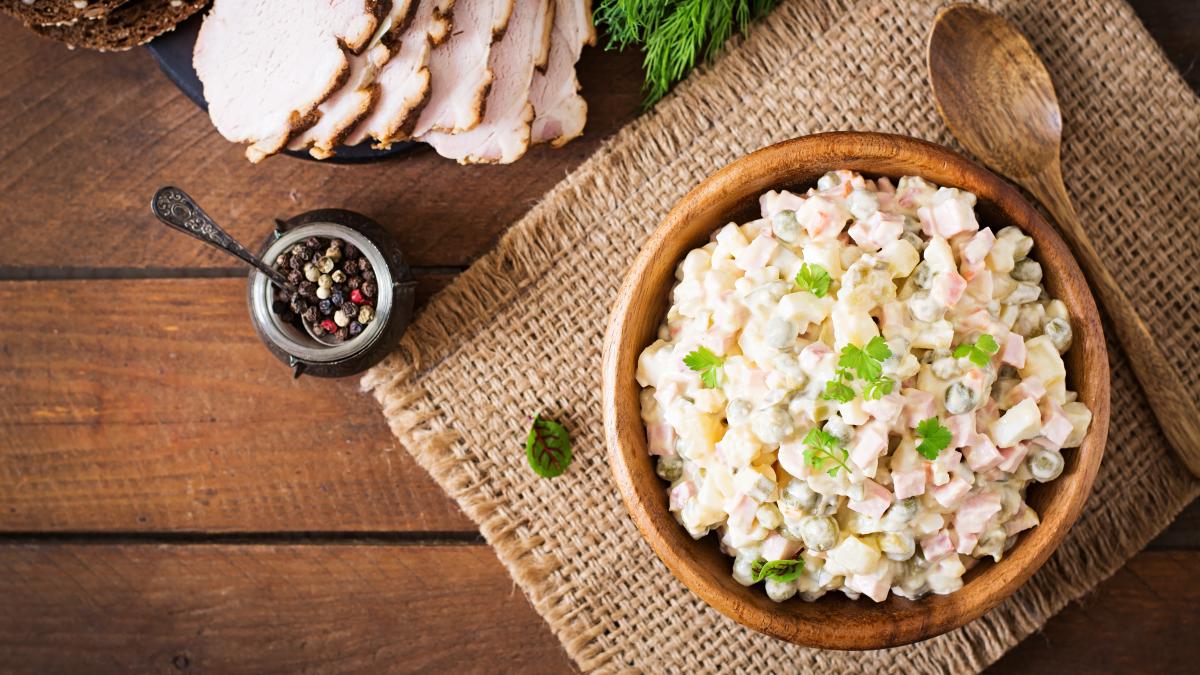 salata-de-cartofi-cu-usturoi-verde--reteta--un-preparat-simplu--dar-foarte-gustos_88877200