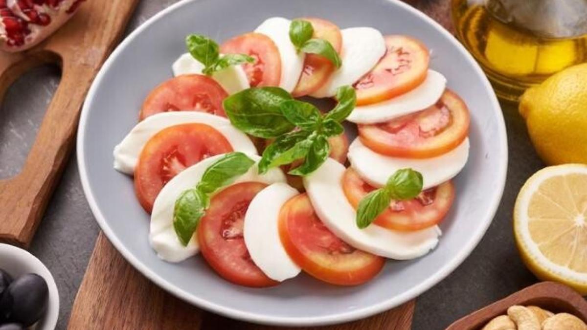 salata-de-piersici--rosii-si-branza--usoara-si-racoritoare_08109300