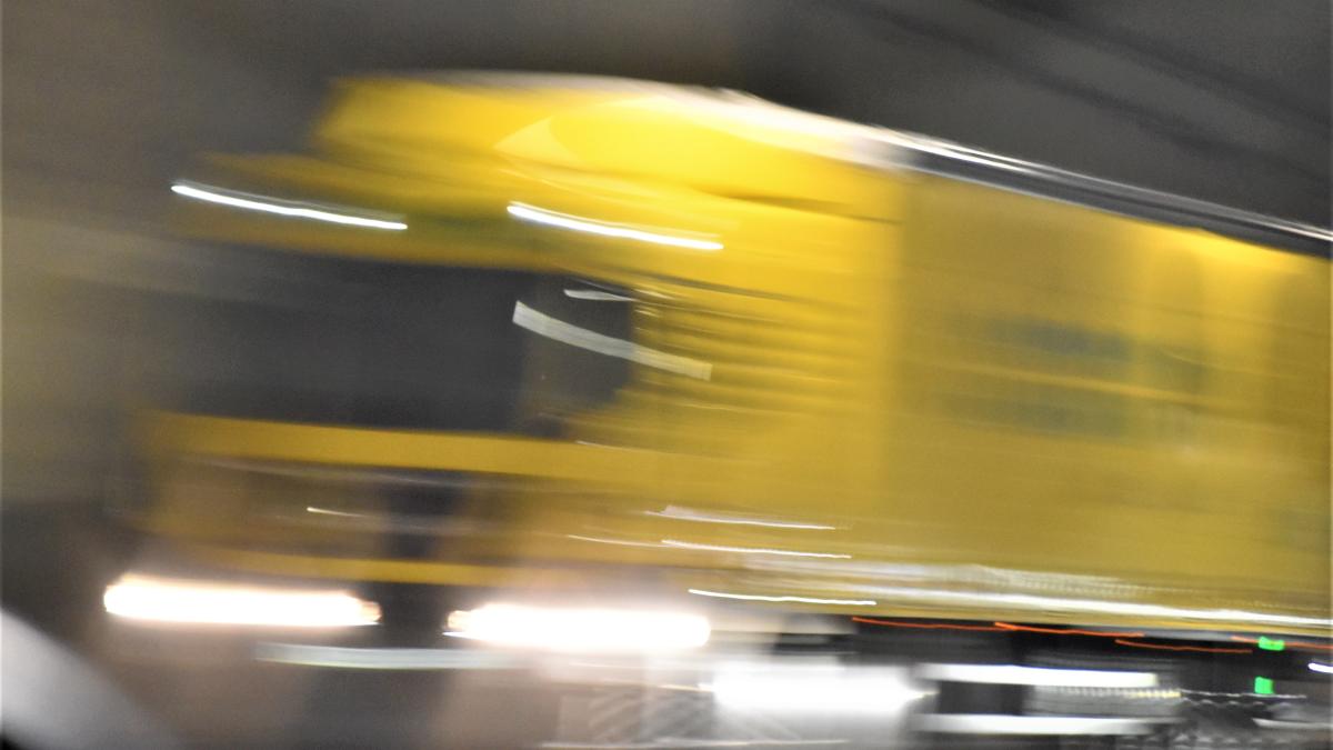 a-intrat-cu-camionul-in-scara-unui-bloc_15304900