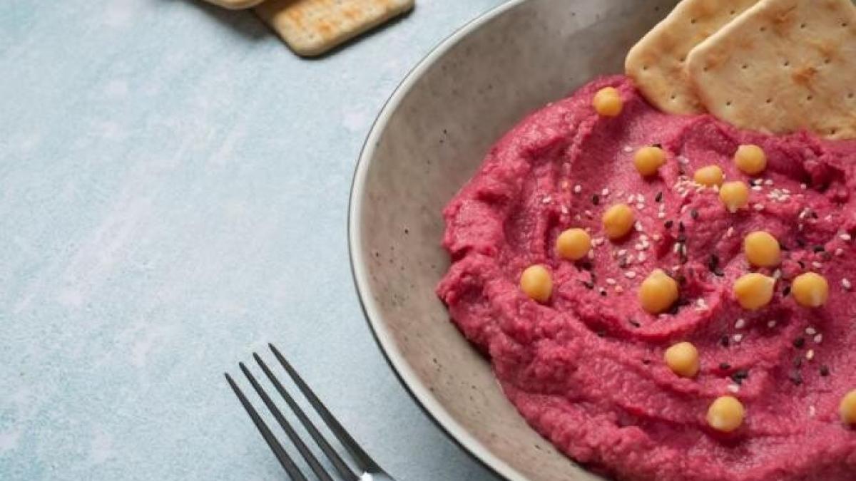 hummus-din-sfecla-rosie--o-mancare-care-stimuleaza-starea-de-spirit_81149200