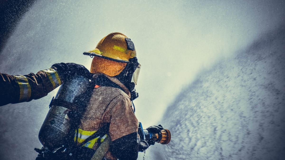 pompier-incendiu-foc_02463900