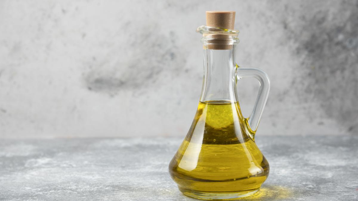 olive-oil-bottle-marble-table-1_34464100
