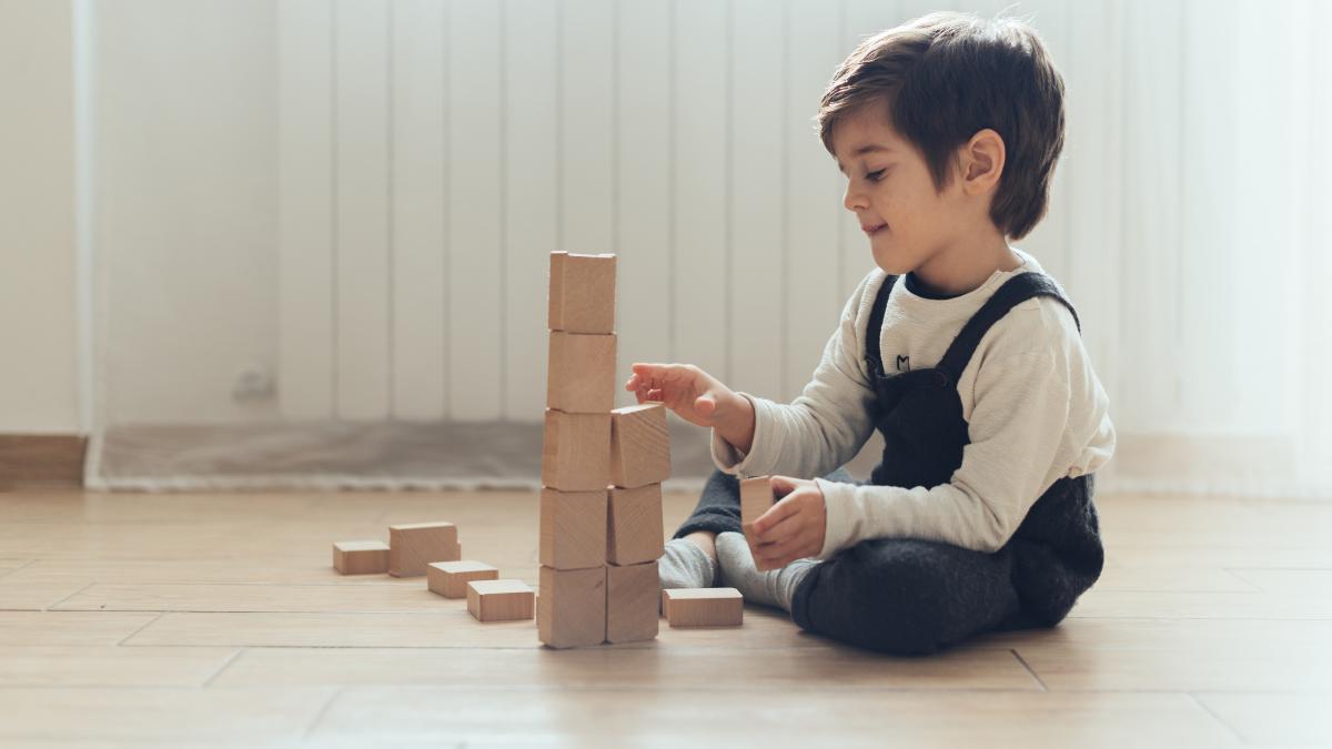 copil-cu-jucarii_26535800