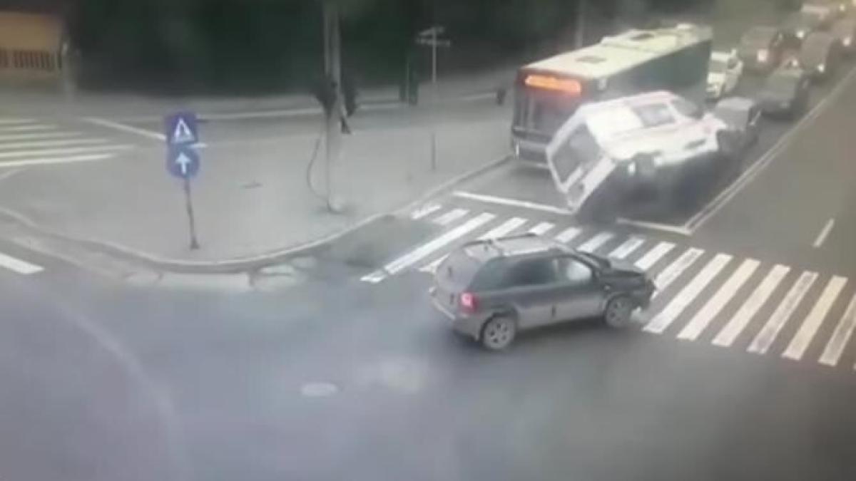 titi_aur_ambulanta_rasturnata_captura_93378700