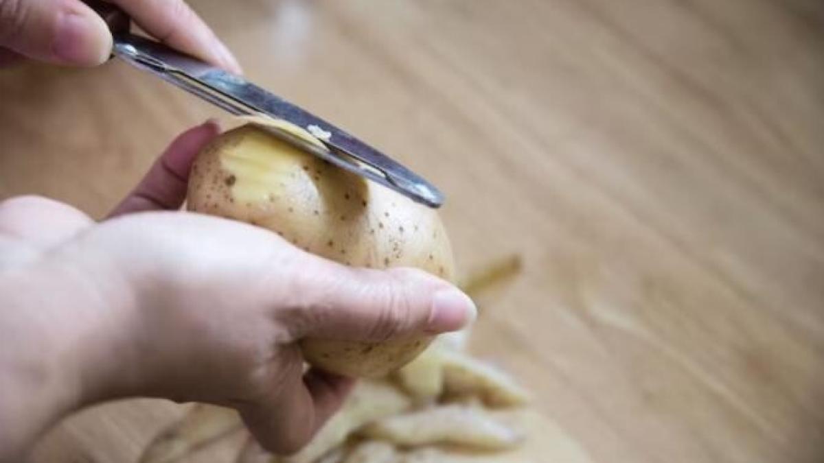 unele-gospodine-pun-cartofi-in-pantofi--explicatia-e-simpla_72802800