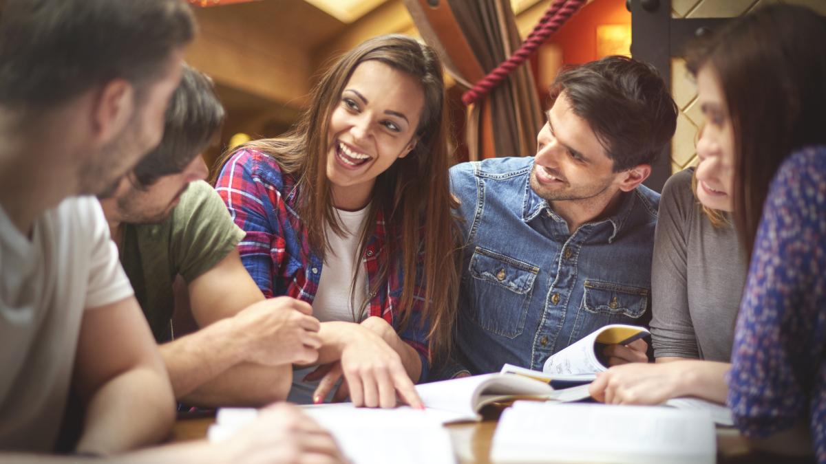 student-sharing-her-knowledge-with-her-colleagues_13563800