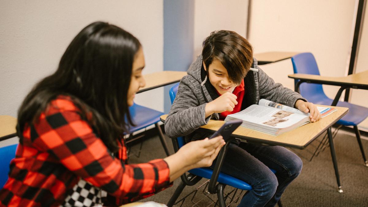 elevi-telefoane-sali-de-clasa_37791100