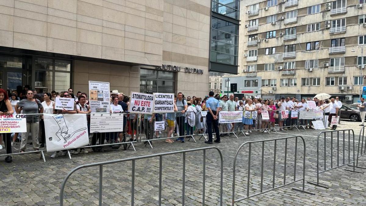 stomatologii-au-iesit-in-strada--spun-ca-se-vor-inchide-cabinete-si-ca-doar-marile-firme-vor-fi-avantajate-de-noile-directive-cmsr--2_04117600