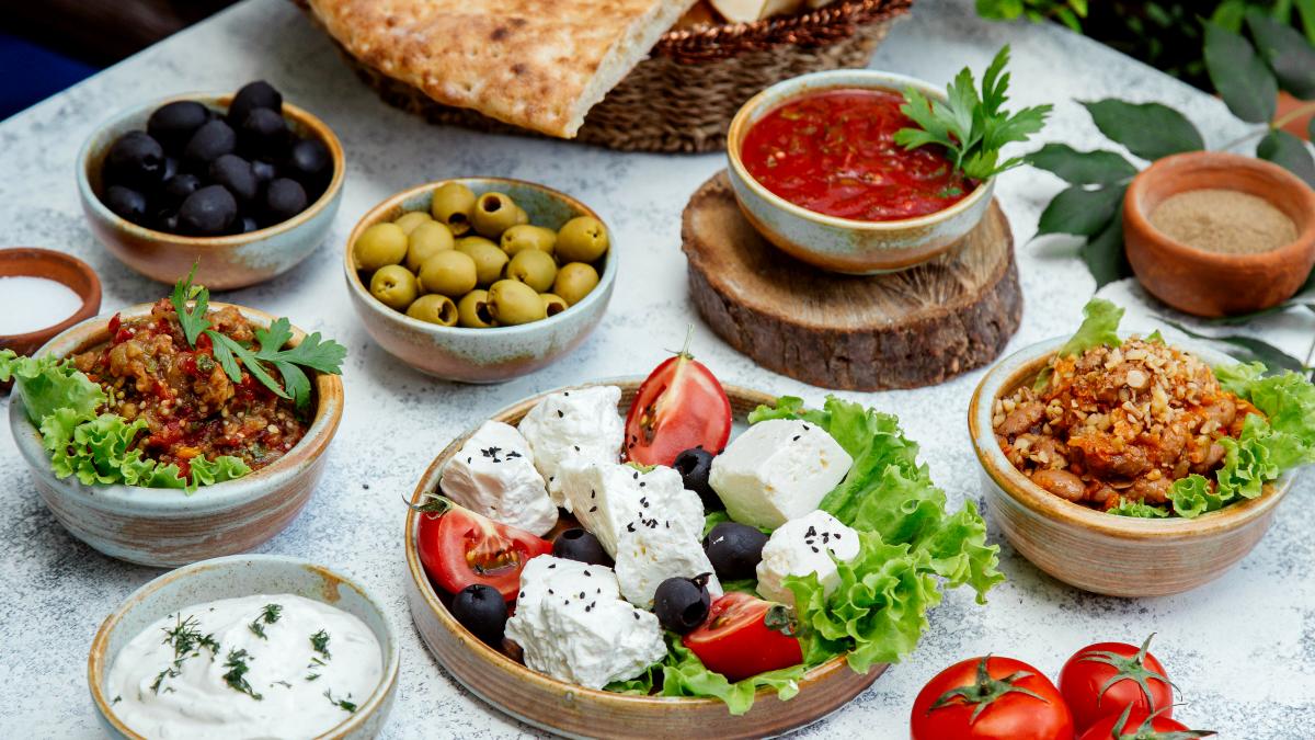 outdoor-lunch-with-salads-olives-bread_01690800