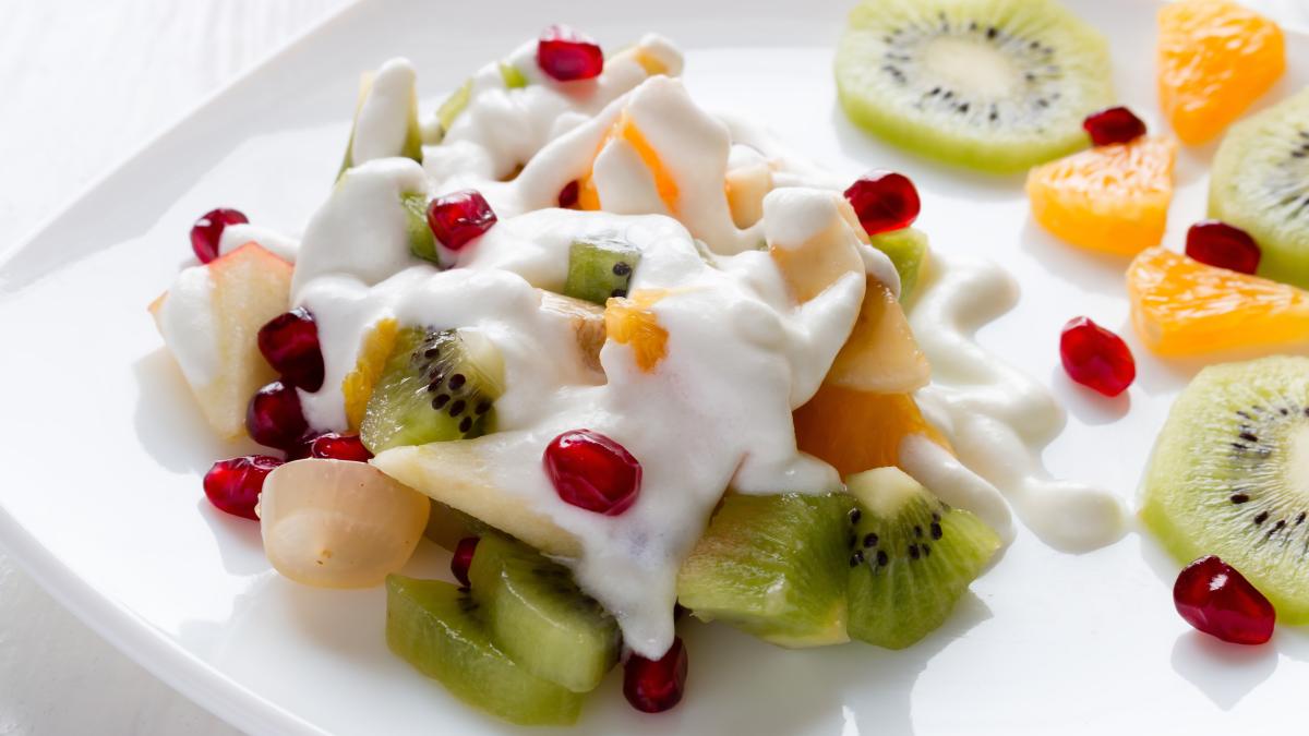 salata-de-fructe-cu-mascarpone-si-frisca--rece--de-la-frigider_05215600