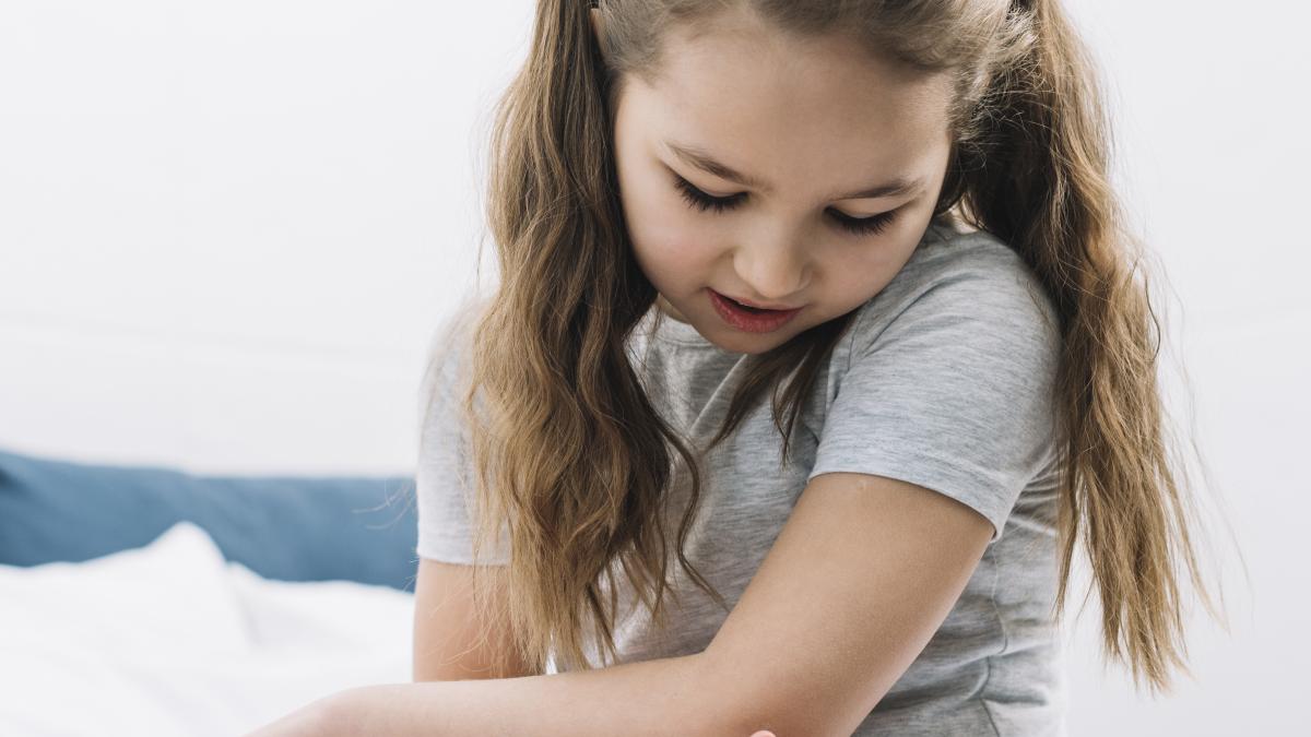 fetita-atingere_36831100