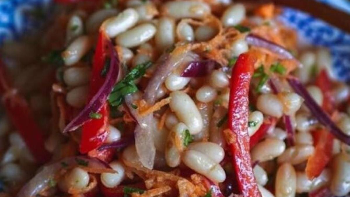 salata-greceasca-de-fasole--reteta-este-extrem-de-simpla_78668600