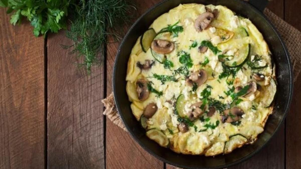 cartofi-cu-ciuperci-la-cuptor-pentru-cina--o-mancare-suculenta-si-satioasa_88167600