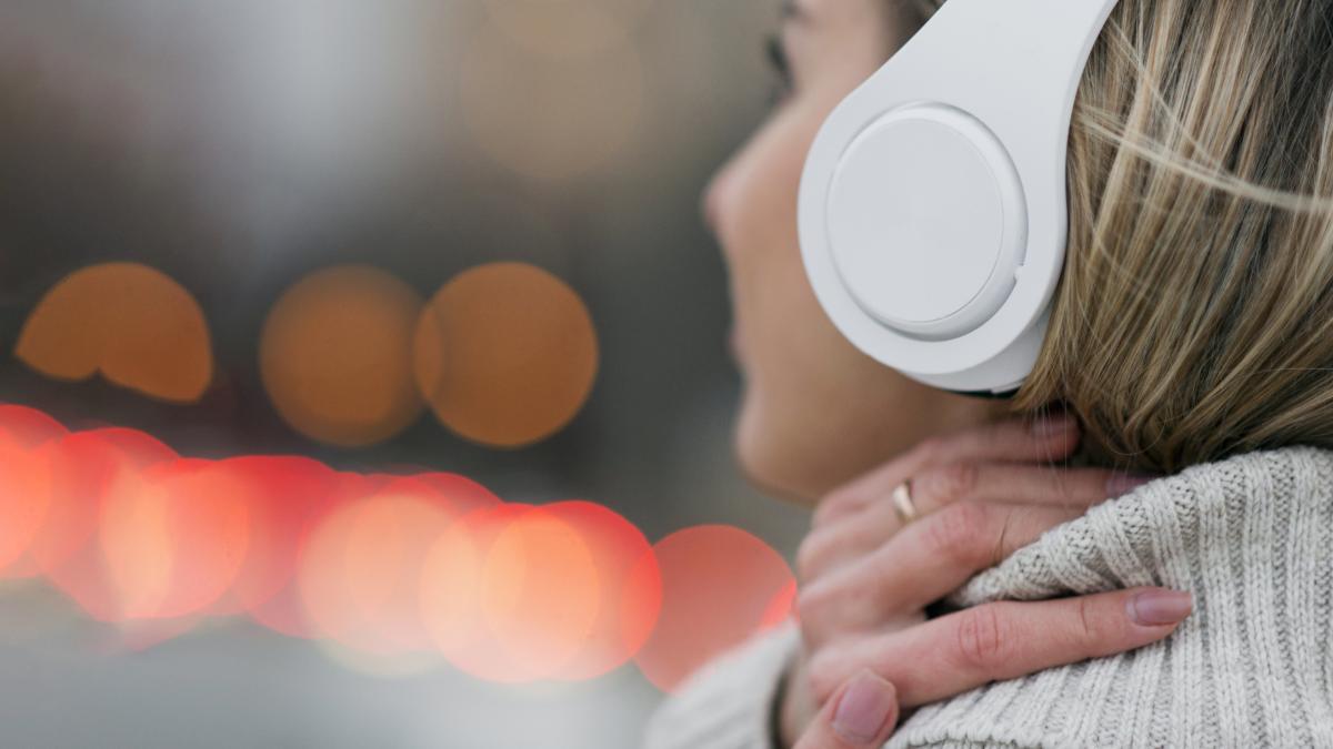 close-up-woman-roof-holding-heaphones-head-form_48123900