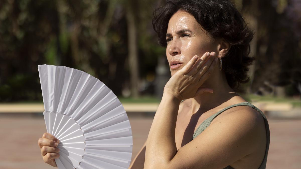 elder-woman-struggling-with-high-temperature_20586700