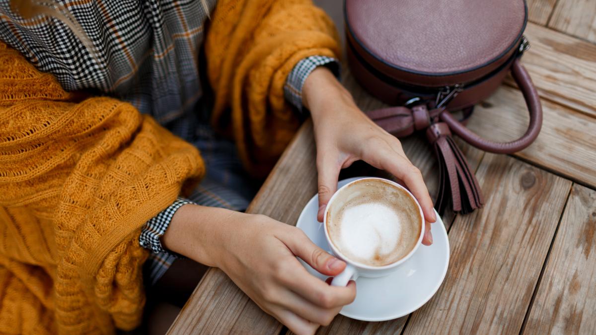 femeie-afara-la-cafea_64471900