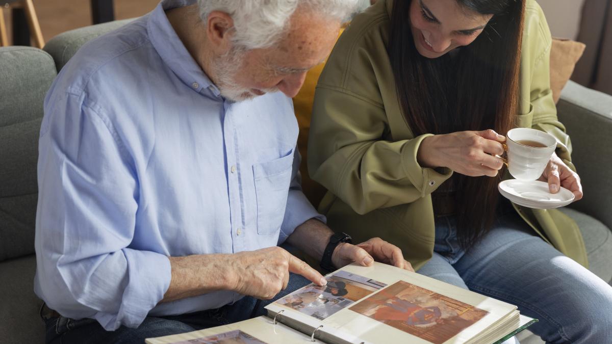 people-looking-picture-albums_53656800