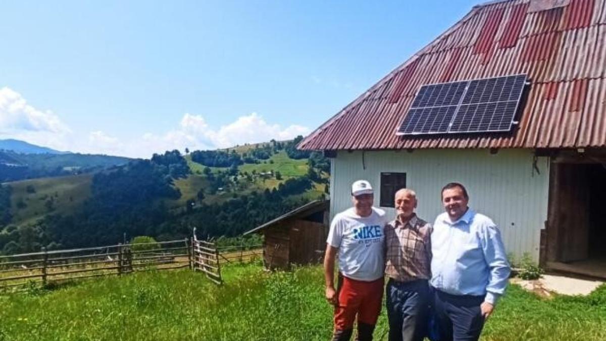 asociatia-energia-inteligenta-aprinde-lumina-in-catune-izolate-din-muntii-rodnei-2_69007400