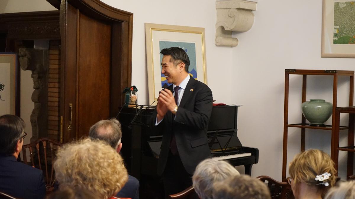 rim-kap-soo--ambasadorul-coreei-de-sud--mesaj-in-limba-romana--care-este-motto-ul-sau--de-cand-a-venit-in-romania-video_11046600