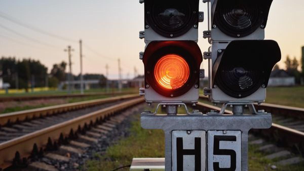 circulatia-trenurilor-cu-limita-de-viteza-pe-13-intervale-cf-din-cauza-caniculei--sunt-afectate-5-regionale-cfr_74293400