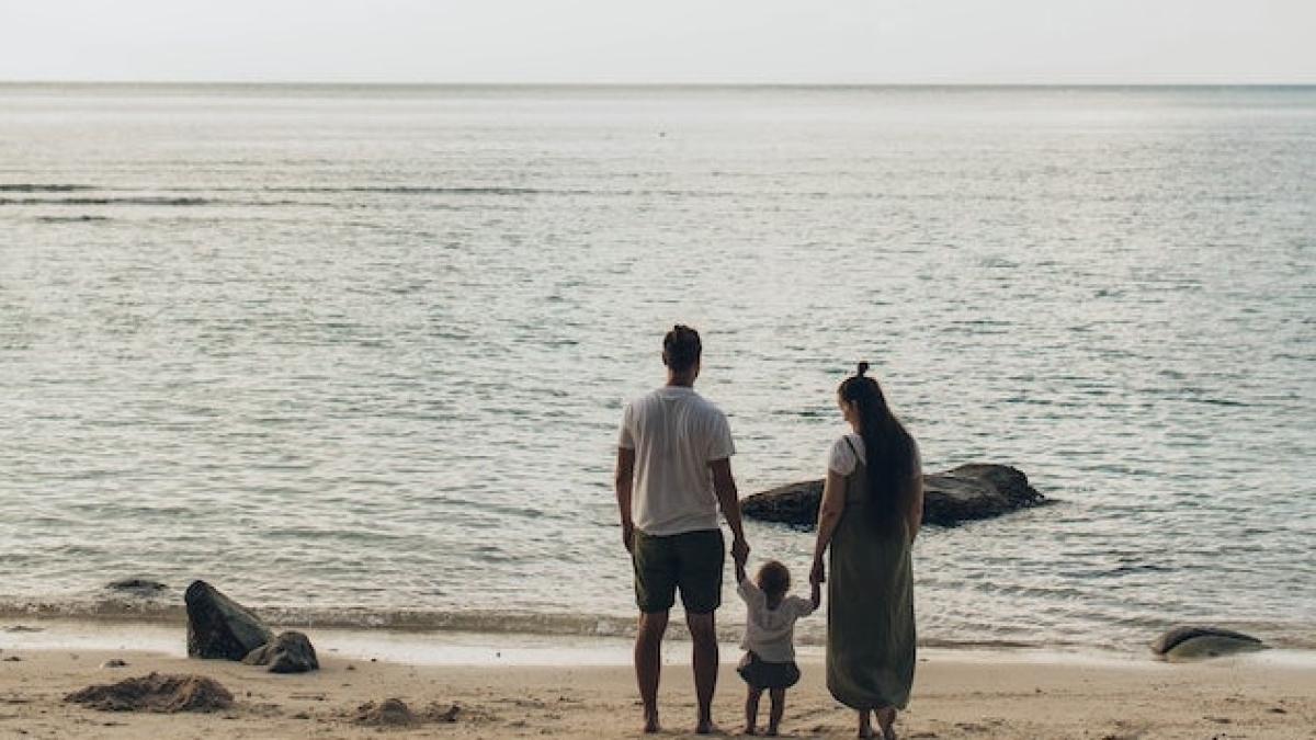 plaja-cuplu-copil_67506300