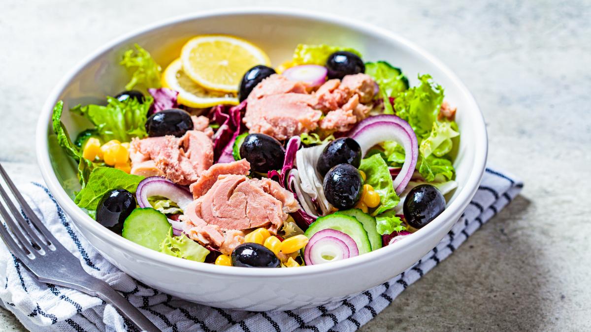 salata-cu-ton--reteta-vedeta-a-verii--se-serveste-rece--de-la-frigider--dressingul-este-delicios_59371000