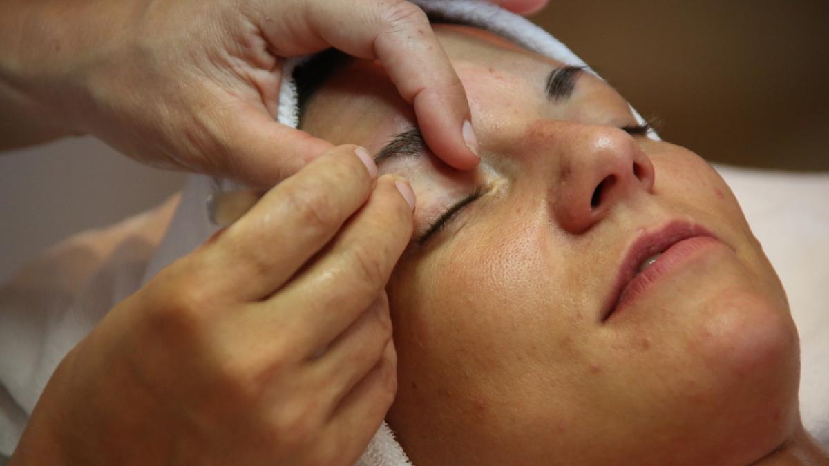 sprancene-femeie-tatuaj-ce-faci_29511300