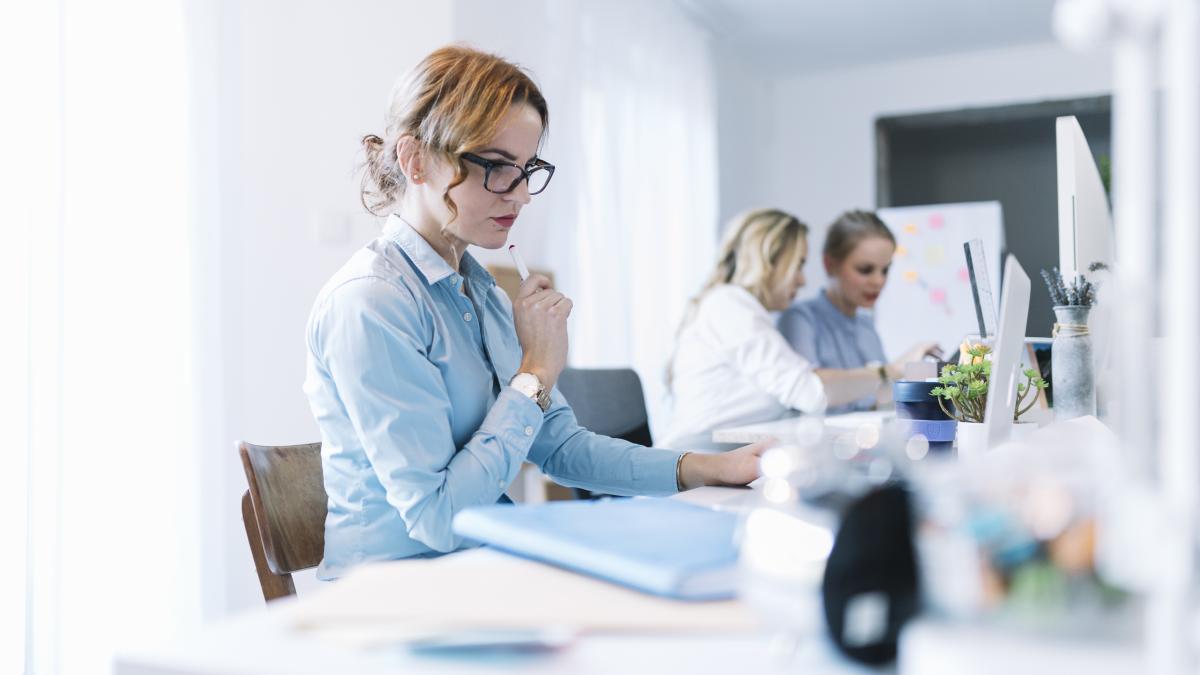 confident-young-businesswoman-working-laptop-office_35802300