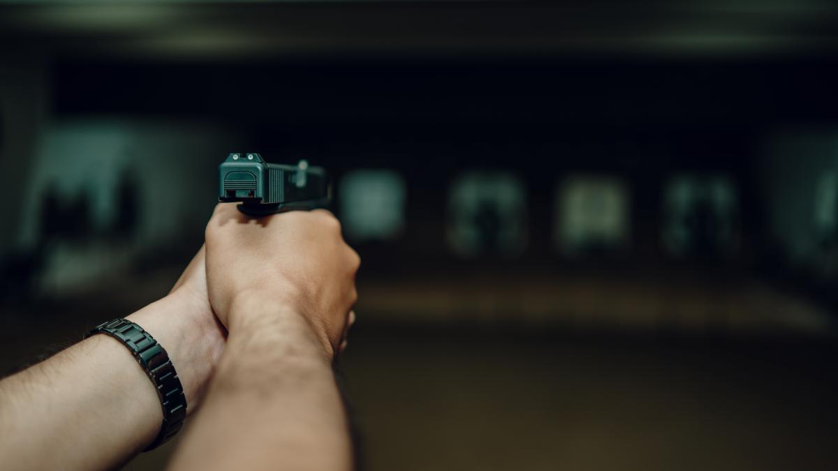 barbat-retinut-pentru-24-de-ani--dupa-ce-si-a-impuscat-sora-in-cap-cu-un-pistol-de-air-soft_96391000