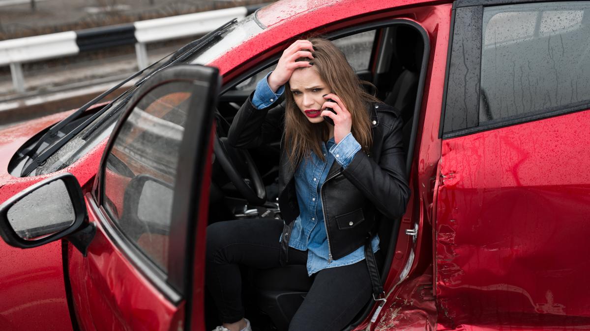 femeie--jefuita-de-doi-barbati--dupa-inscenarea-unui-accident-in-trafic--unul-incheia-amiabila--altul-se-ocupa-de-geanta-din-masina_15143600