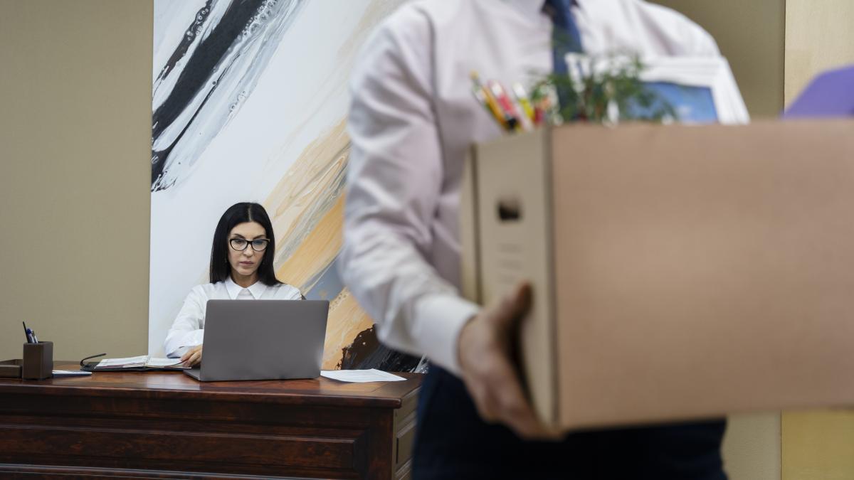 romanii--nemultumiti-de-locul-de-munca--majoritatea--pe-picior-de-plecare--cele-mai-vulnerabile-domenii_13467700