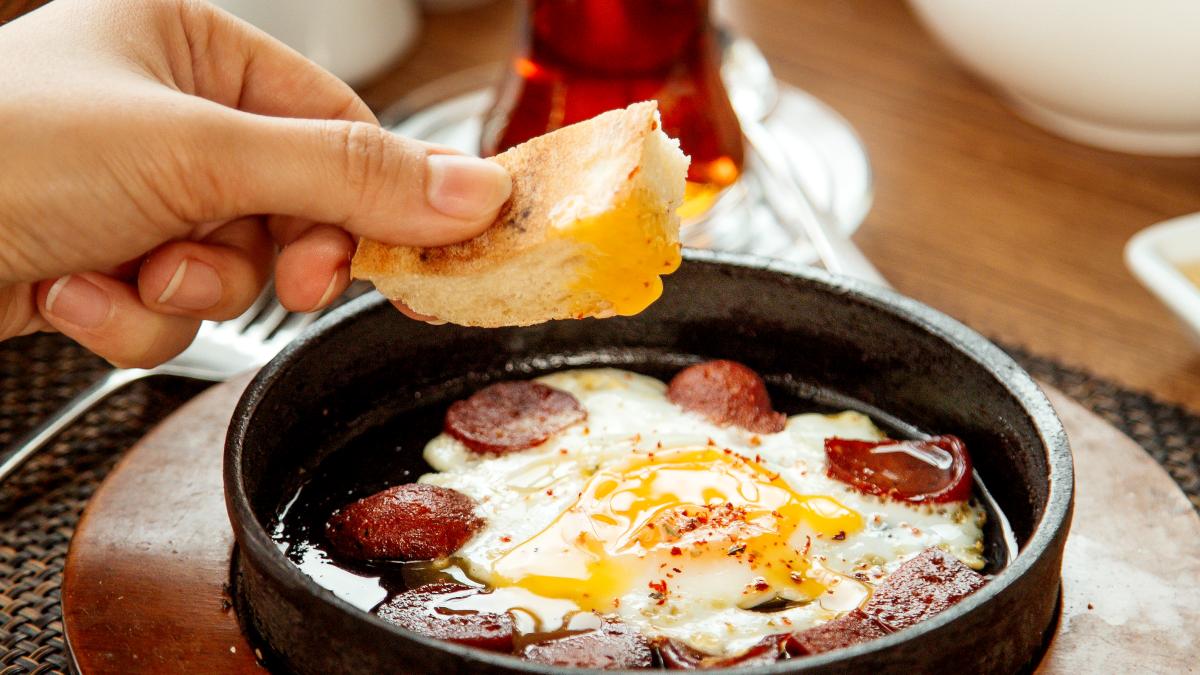 mic-dejun-turcesc-yumurta-cilbir--cum-se-prepara-reteta_90541400