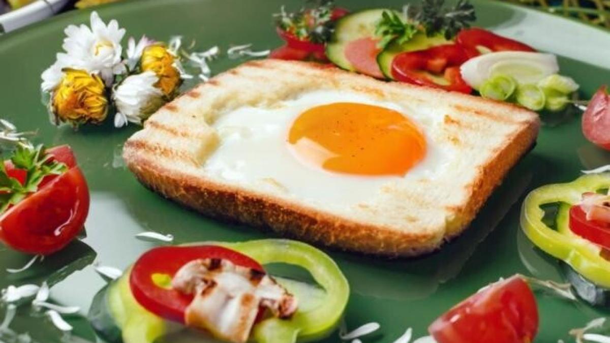 oua-fragede--prajite-in-paine--cel-mic-simplu-si-mai-satios-mic-dejun_33280500