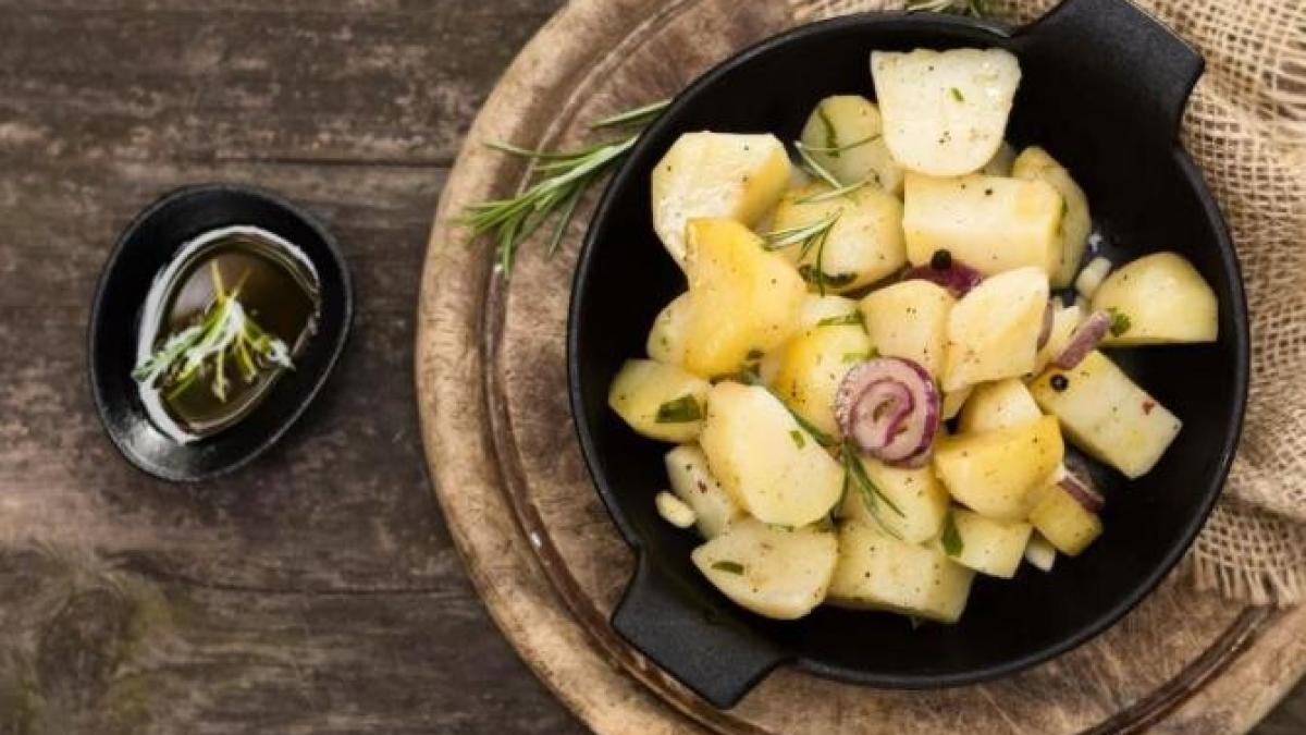 salata-din-cartofi-fierti-cu-nuca--este-satioasa-si-are-un-gust-neobisnuit_20011100