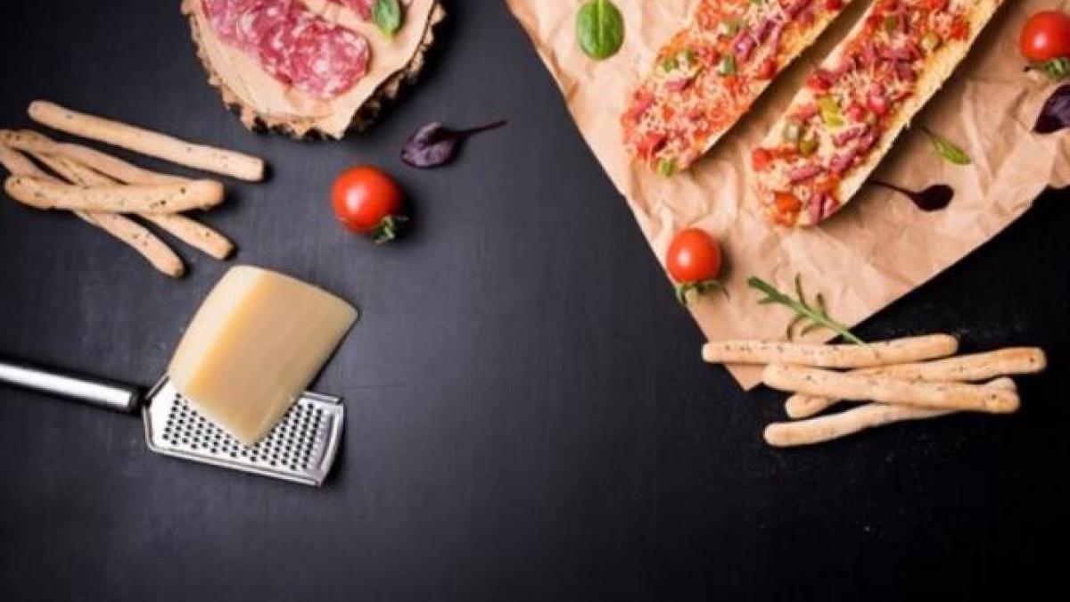 pizza-pe-felii-de-paine-cu-rosii-si-branza--reteta-potrivita-pentru-gospodinele-grabite_16443500
