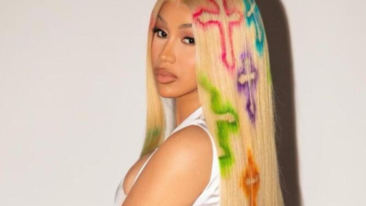 cardi-b-microfon-aruncat-in-fan-instragram_61166000