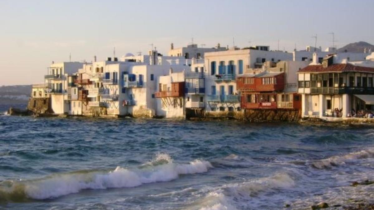 doua-turiste-britanice-jura-ca-nu-mai-calca-in-mykonos-dupa-ce-au-platit-520-de-euro-pe-prc-e2prc-80prc-9enimicprc-e2prc-80prc-9d_04229000