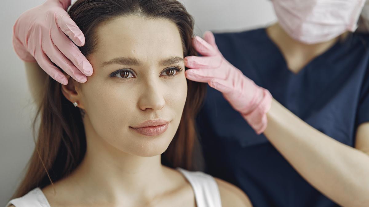 woman-with-doctor-cosmetology-studio_43360900