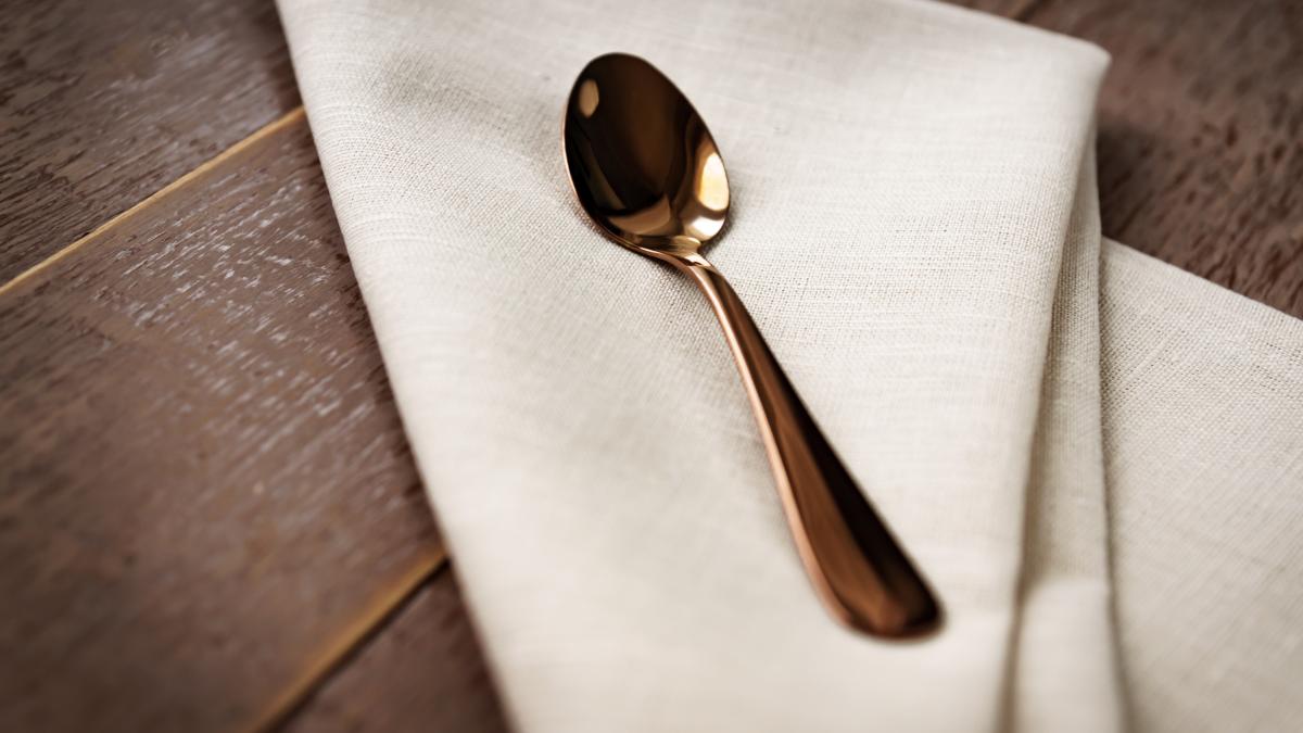 cum-cureti-petele-de-mancare-de-pe-fata-de-masa--foloseste-lingura_28086900