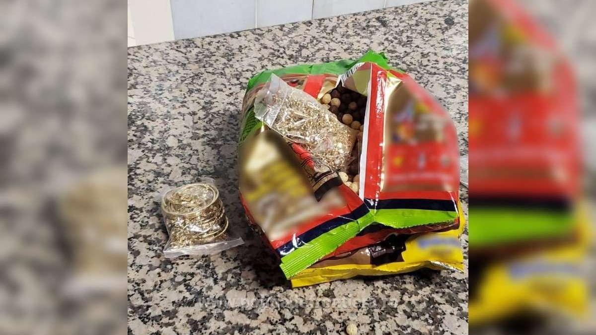 kilograme-de-bijuterii--gasite-in-pungile-de-cereale--la-aeroportul-henri-coanda_97213200