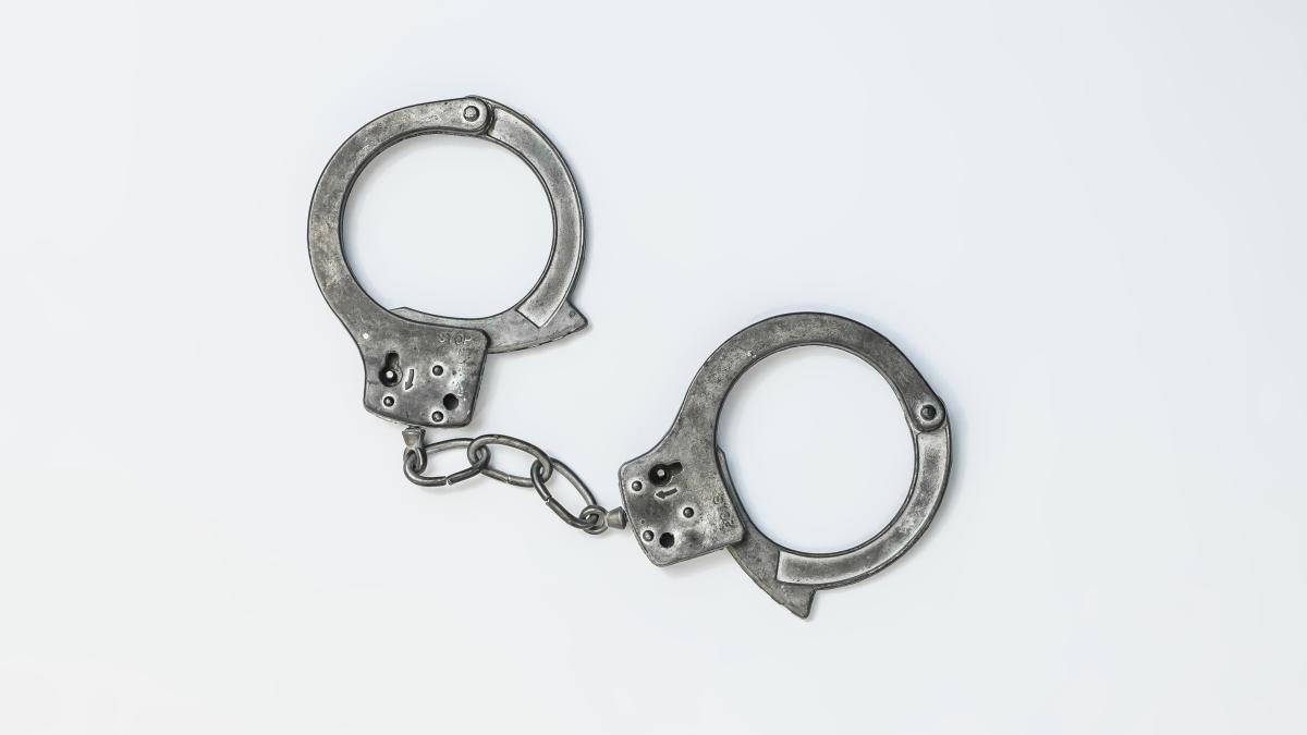 barbatul-care-s-a-legat-cu-catuse-de-sina-de-la-metrou-a-ajuns-la-spital--a-fost-si-amendat_59338900