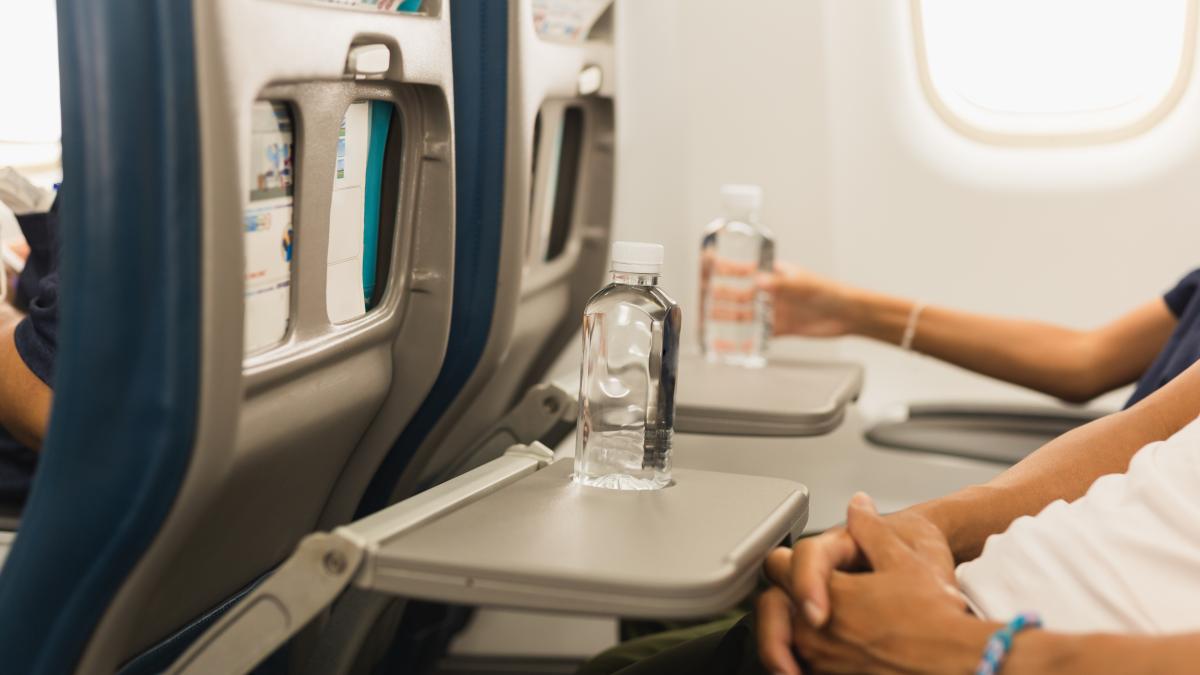 de-ce-se-ridica-masutele-din-avion--la-decolare-si-aterizare_72236500