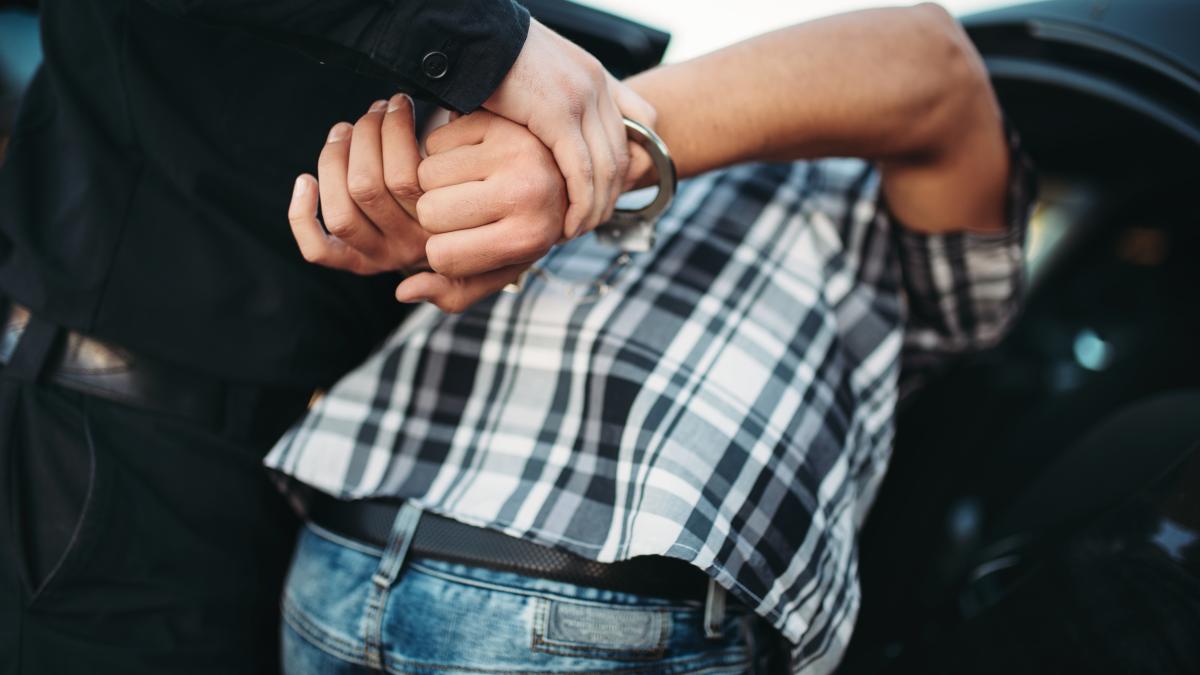 3-hoti-de-masini--in-arest-pentru-30-de-zile--furau-masini-parcate-pe-strada-si-in-curti_61168600